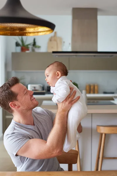 Padre Amoroso Sosteniendo Hija Del Bebé Meses Cocina Casa —  Fotos de Stock