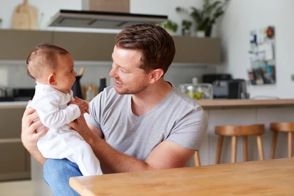 Liefdevolle Vader Holding Maanden Oud Dochtertje Keuken Thuis — Stockfoto