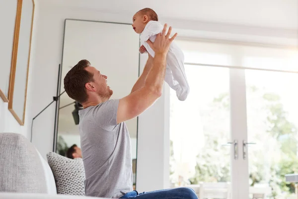 Pai Amoroso Levantando Meses Idade Bebê Filha Salão Casa — Fotografia de Stock