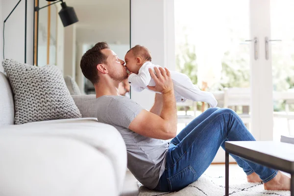 Amare Padre Che Solleva Bacia Figlia Bambino Mesi Nell Aria — Foto Stock