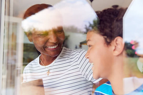 Abuela Con Nieto Casa Mirando Por Ventana Jardín —  Fotos de Stock