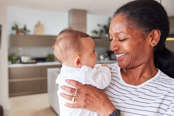 Älskande Mormor Håller Månader Gammal Baby Barnbarn Köket Hemma — Stockfoto