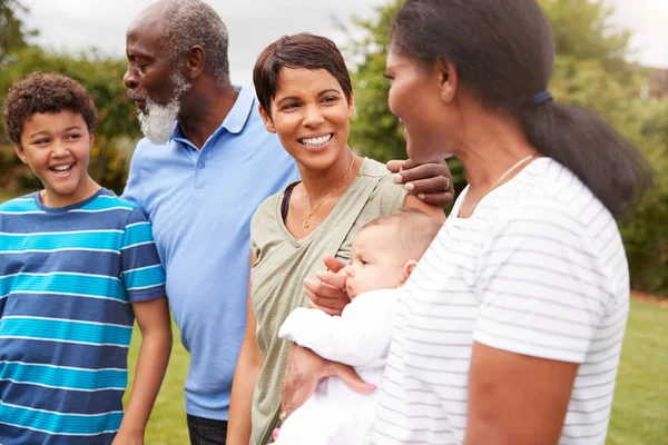 Lächelnde Mehrgenerationen Mischlingsfamilie Hause Garten — Stockfoto