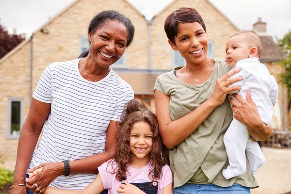 Retrato Madre Con Hija Nieta Familia Multi Generación Caminando Jardín — Foto de Stock