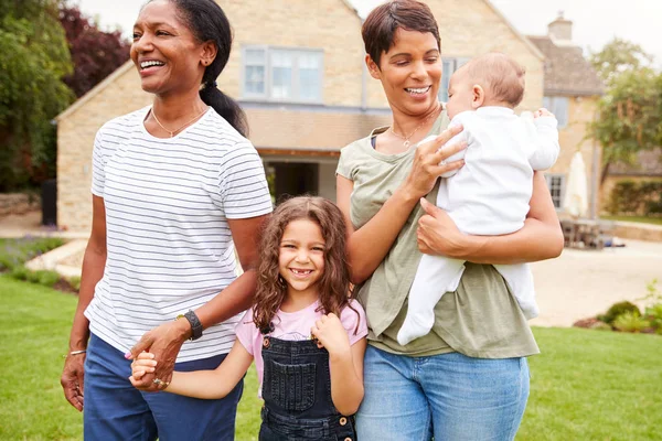 Mutter Mit Tochter Und Enkelin Aus Mehrgenerationenfamilie Hause Garten Unterwegs — Stockfoto