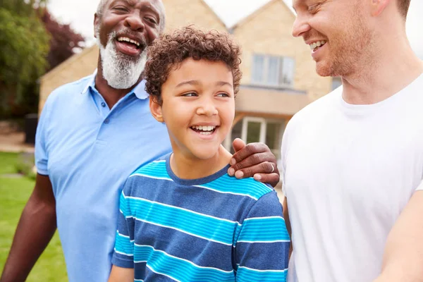 Vater Mit Sohn Und Großvater Aus Mehrgenerationen Mischlingsfamilie Hause Garten — Stockfoto