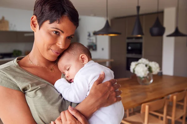 Iubind Mama Holding Dormind Lună Copil Fiică Bucătărie Acasă — Fotografie, imagine de stoc