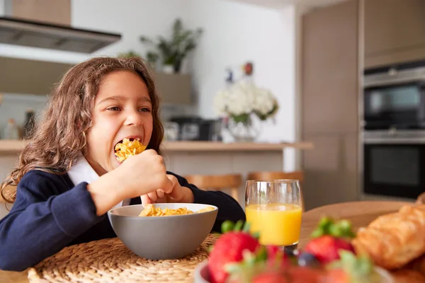 Flicka Bär Uniform Köket Äta Frukost Spannmål Innan Går Till — Stockfoto