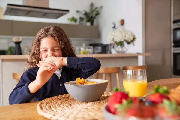 Meisje Dragen Uniform Keuken Eten Ontbijt Granen Voordat Naar School — Stockfoto