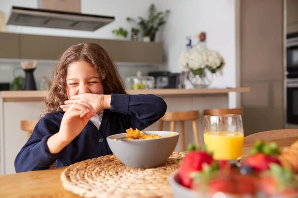 Chica Vistiendo Uniforme Cocina Comiendo Cereales Desayuno Antes Escuela — Foto de Stock