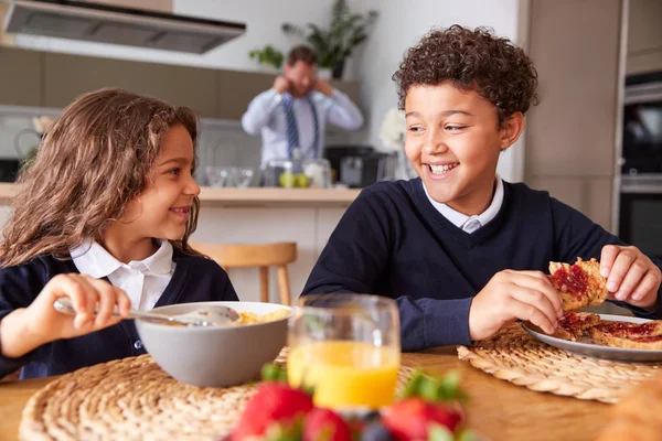 Empresario Padre Cocina Ayudar Los Niños Con Desayuno Antes Escuela — Foto de Stock