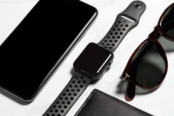 Flachbild Aufnahme Von Techno Gegenständen Für Moderne Arbeiter Mit Smartwatch — Stockfoto
