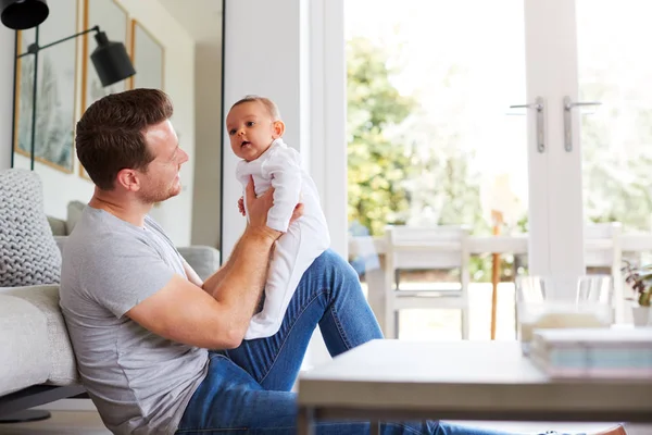 Baby Dotter Sitter Pappor Språng Som Han Leker Spel Med — Stockfoto