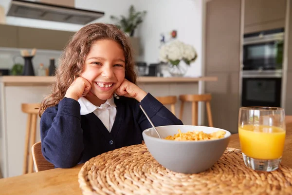 Portret Van Meisje Dragen Uniform Keuken Eten Ontbijt Granen Voordat — Stockfoto