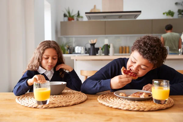 Crianças Vestindo Uniforme Cozinha Comendo Café Manhã Antes Para Escola — Fotografia de Stock