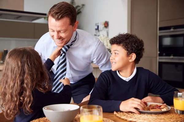 Hija Ayudando Empresario Padre Ponerse Corbata Mientras Los Niños Desayunan —  Fotos de Stock