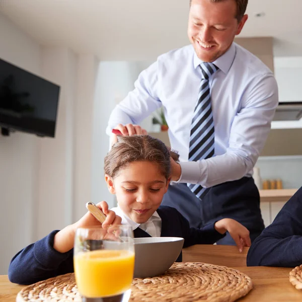 キッチンブラッシング髪のビジネスマンの父と学校の前に朝食で子供たちを助ける — ストック写真