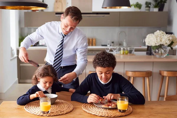 Affärsman Far Köket Borsta Hår Och Hjälpa Barn Med Frukost — Stockfoto