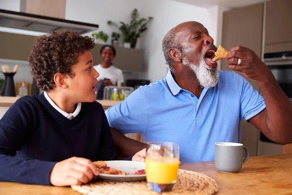 Großeltern Sitzen Mit Enkel Küche Und Frühstücken Bevor Sie Zur — Stockfoto