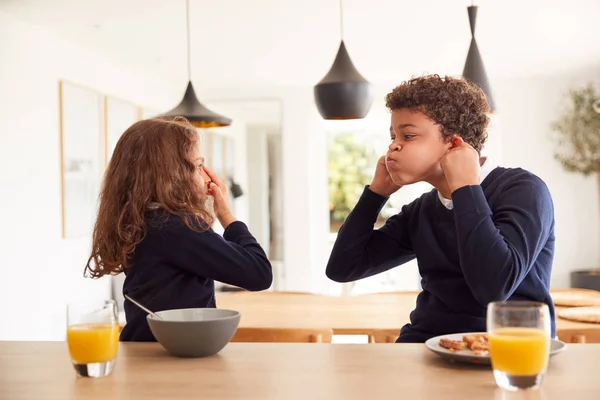 Παιδιά Στην Κουζίνα Counter Τρώγοντας Πρωινό Και Τραβώντας Πρόσωπα Πριν — Φωτογραφία Αρχείου