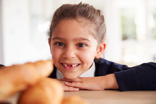 Travieso Chica Usando Escuela Uniforme Tomando Croissant Cocina Contador — Foto de Stock