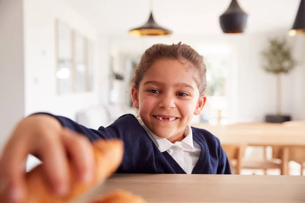 Mischievous Flicka Bär Skolan Uniform Tar Croissant Från Köksbänken — Stockfoto