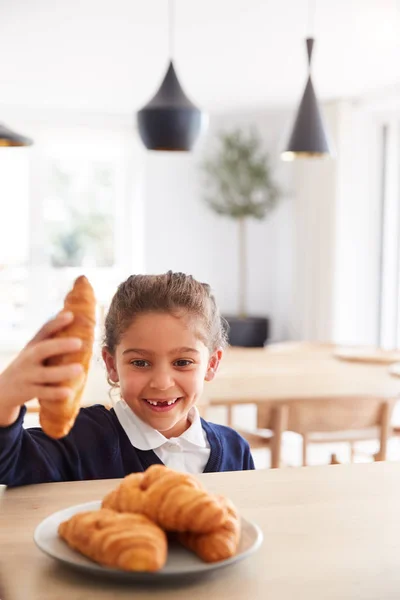 Menina Travesso Vestindo Uniforme Escolar Tomando Croissant Balcão Cozinha — Fotografia de Stock