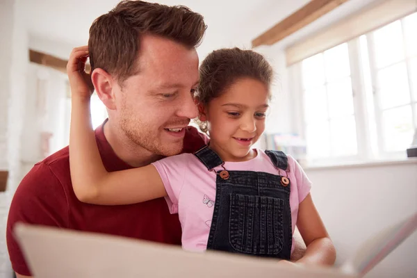 Père Fille Dans Chambre Coucher Lecture Livre Ensemble — Photo