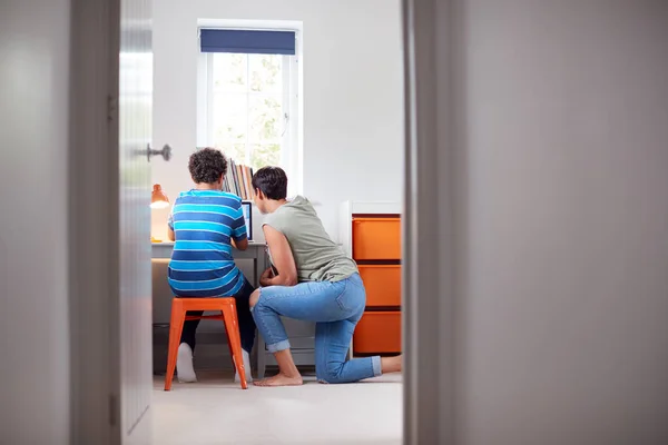 Vista Través Puerta Del Dormitorio Como Madre Ayuda Hijo Usando — Foto de Stock