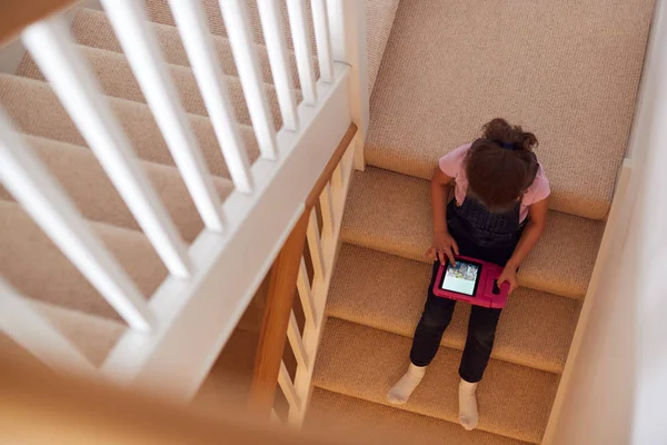 Felett Lövés Lány Lépcsőn Otthon Játszik Digitális Tábla — Stock Fotó