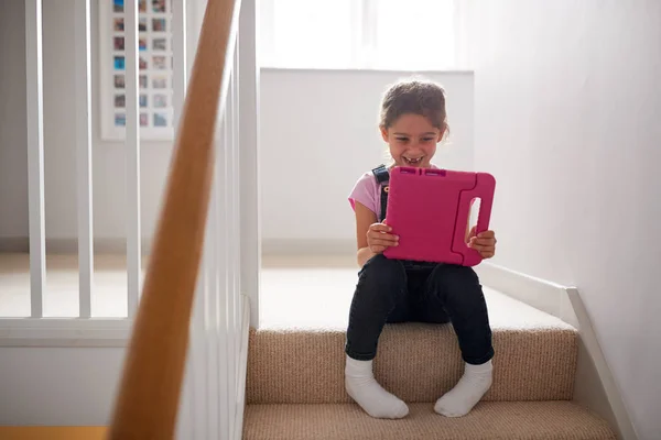 Девушка Сидит Лестнице Дома Играя Цифровой Планшет — стоковое фото