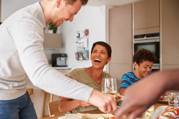 Padre Sirviendo Como Familia Raza Mixta Varias Generaciones Comen Comida — Foto de Stock