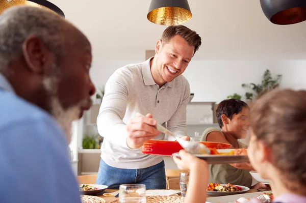 Padre Sirviendo Como Familia Raza Mixta Varias Generaciones Comen Comida — Foto de Stock