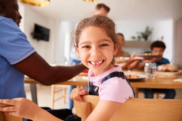 Porträtt Barnbarn Som Flera Generationer Blandras Familj Äta Mat Runt — Stockfoto