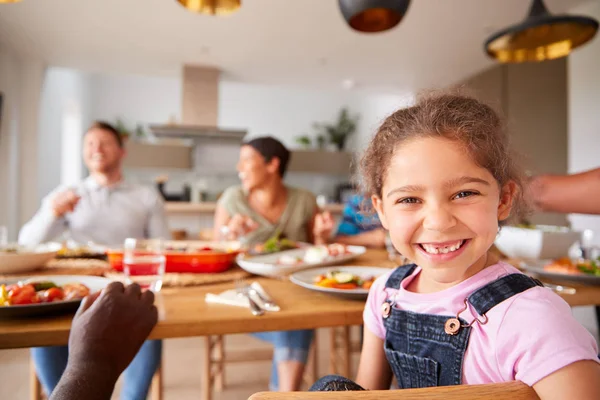 Portrait Petite Fille Comme Multi Génération Mixte Famille Manger Repas — Photo