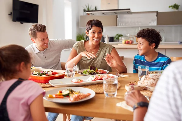 Familia Raza Mixta Multi Generación Comiendo Comida Alrededor Mesa Casa — Foto de Stock