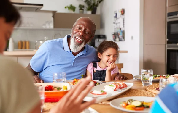 Familia Raza Mixta Multi Generación Comiendo Comida Alrededor Mesa Casa —  Fotos de Stock