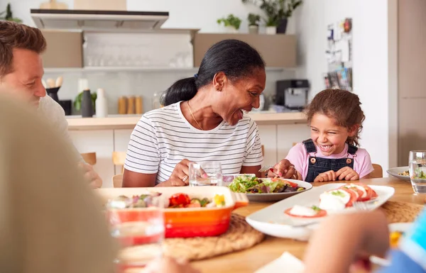 Mehrgenerationen Mischlingsfamilie Isst Hause Gemeinsam Tisch — Stockfoto