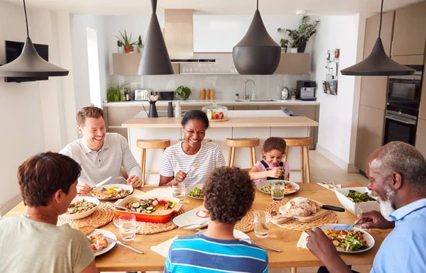 Familia Raza Mixta Multi Generación Comiendo Comida Alrededor Mesa Casa — Foto de Stock