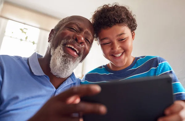 Grootvader Zit Stoel Met Kleinzoon Kijken Naar Film Digitale Tablet — Stockfoto
