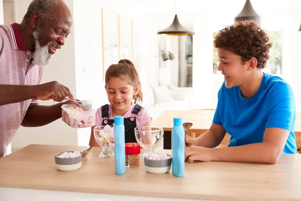 Farfar Serverar Glass Till Barnbarn Köket — Stockfoto
