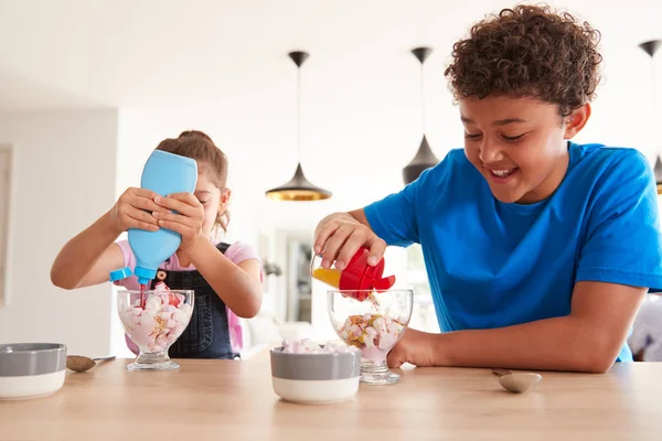 Gyerekek Otthon Konyhában Öntet Szósz Hozzáadása Jégkrémhez Desszert — Stock Fotó