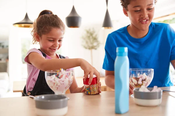 Crianças Cozinha Casa Adicionando Polvilhas Molho Sobremesa Sorvete — Fotografia de Stock