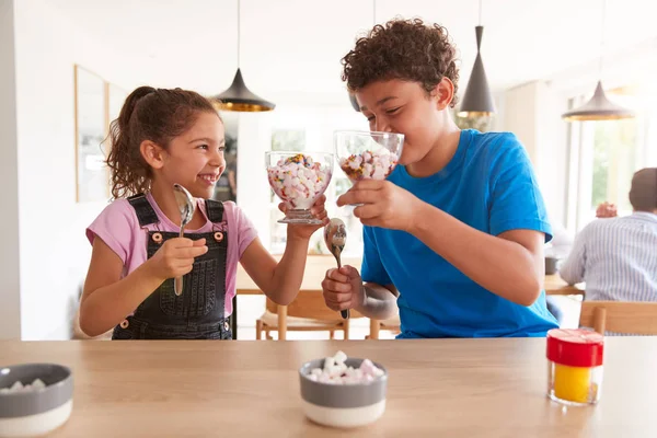 Los Niños Cocina Casa Comiendo Postres Helado Que Han Hecho —  Fotos de Stock