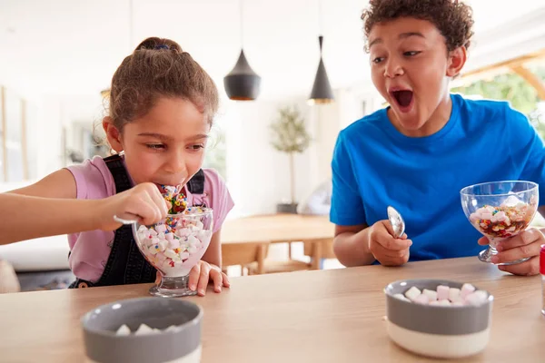 Kinderen Keuken Thuis Het Eten Van Ijs Desserts Hebben Gemaakt — Stockfoto