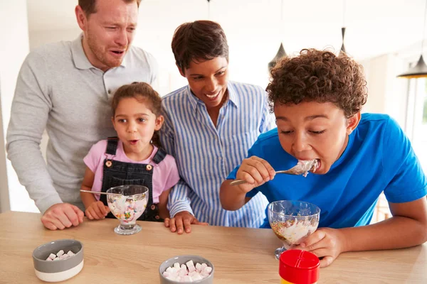 子供と一緒にキッチンで家族が作るとアイスクリームのデザートを食べる — ストック写真