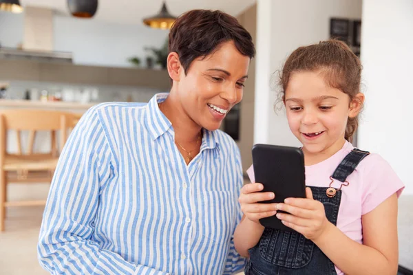 Mor Och Dotter Tittar Mobiltelefon Tillsammans Hemma — Stockfoto