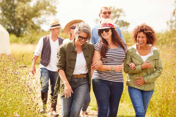 Gruppe Reifer Freunde Wandert Auf Pfad Durch Jurtencamping — Stockfoto