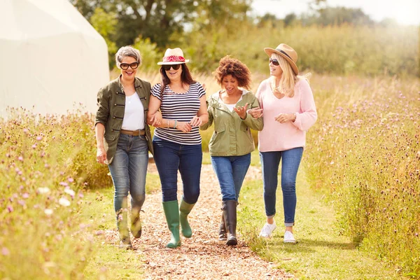 Grupo Amigas Maduras Caminando Por Camino Través Del Camping Yurt — Foto de Stock