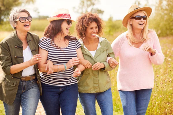 Groep Volwassen Vrouwelijke Vrienden Wandelen Langs Het Pad Door Yurt — Stockfoto